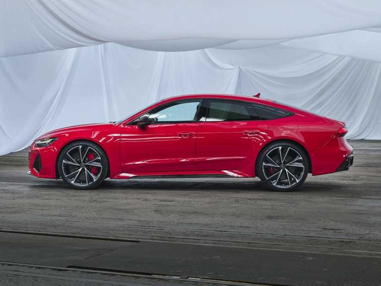 Audi RS2021 7 rojo desde el lado del conductor