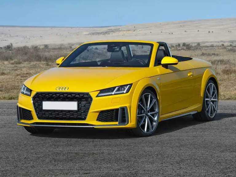 Audi TT 2020 amarillo desde el lado del conductor delantero