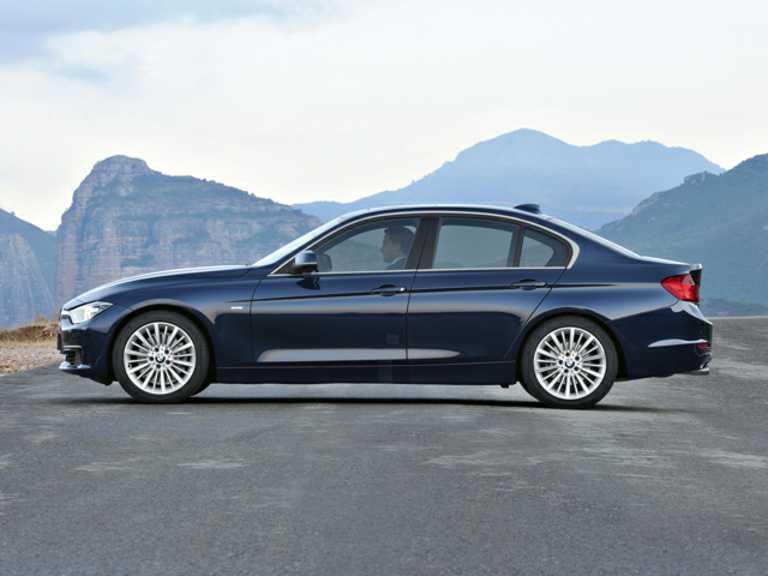 Azul 2014 BMW Serie 3 desde el lado del conductor
