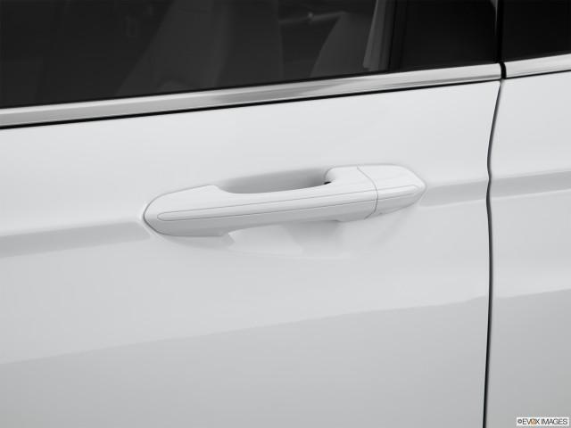 Blanco 2014 Ford Fusion Manija de la Puerta Primer Plano