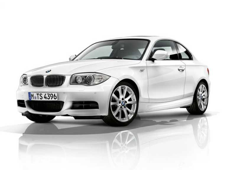 BMW 2013 128 blanco con fondo blanco