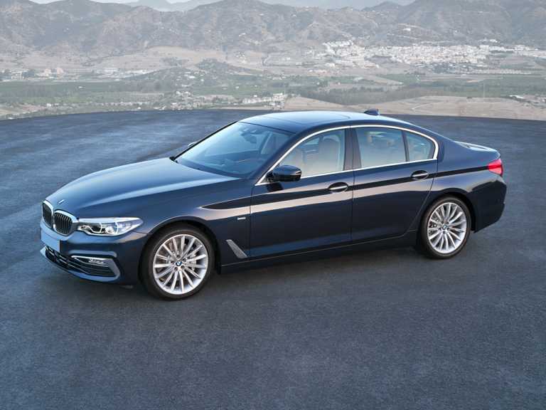 BMW Serie 2020 5 azul con vista a las montañas