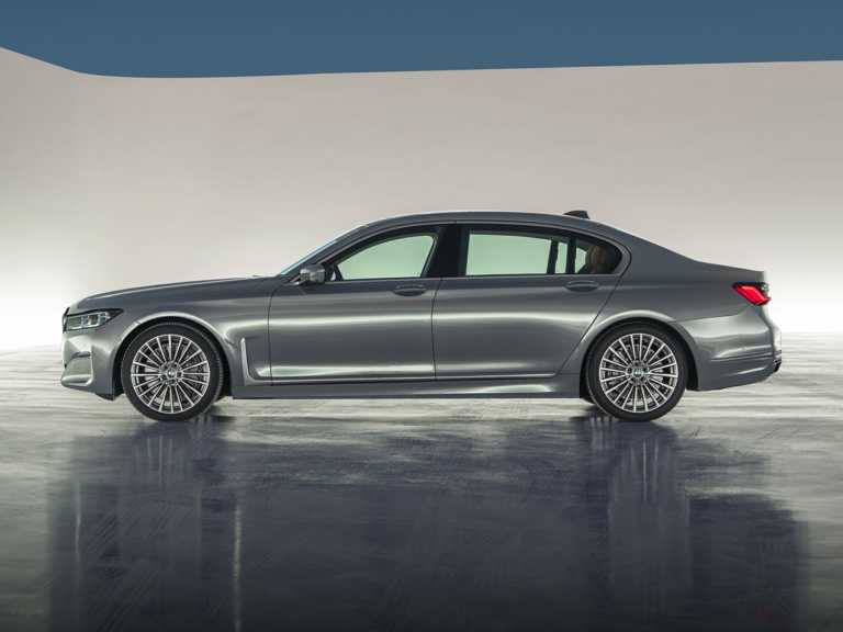 BMW Serie 2020 7 gris desde el lado del conductor