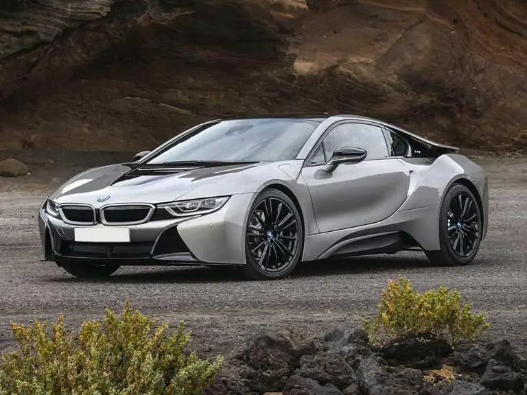 BMW i2020 8 gris desde el lado del conductor delantero