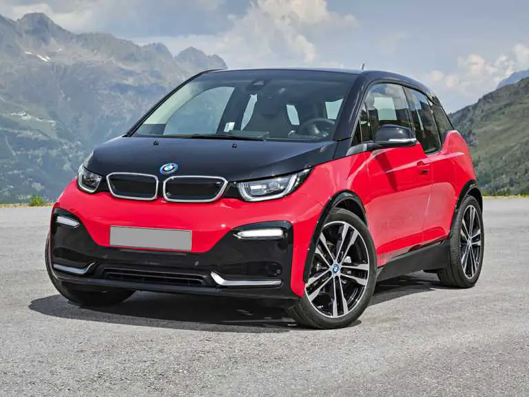 BMW i2020 3 negro/rojo desde el lado del conductor delantero