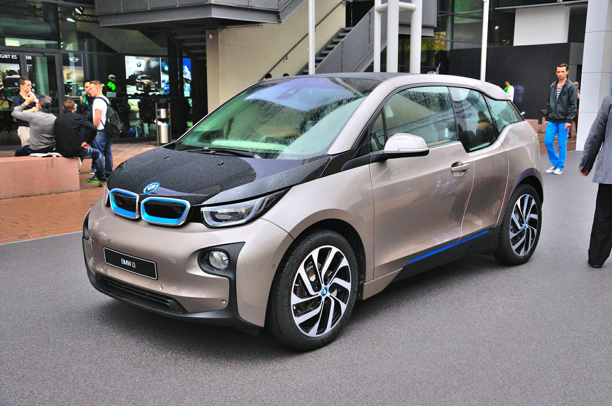 BMW i3 dorado-negro desde el lado delantero del conductor