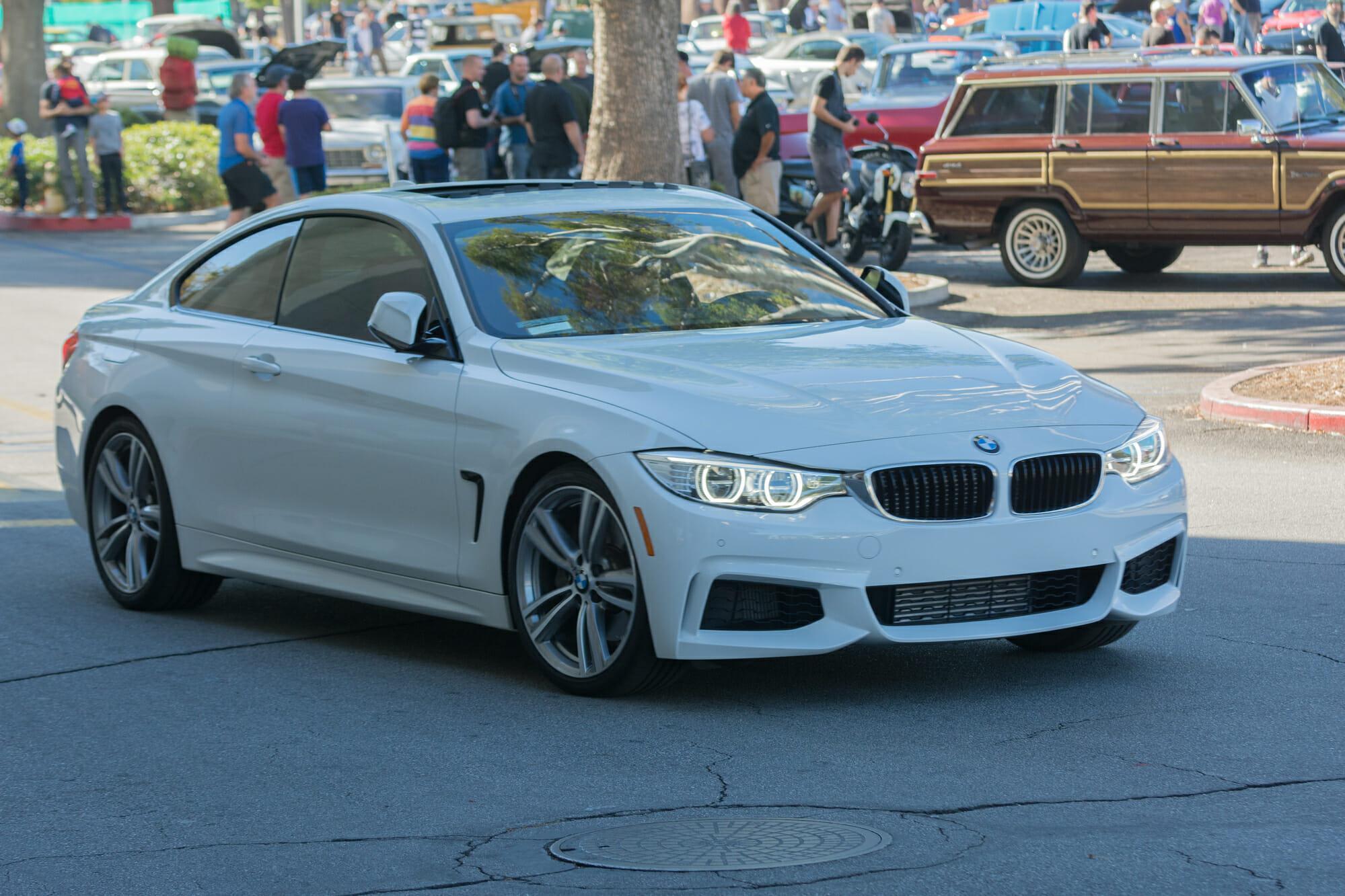 BMW M4 blanco en la carretera