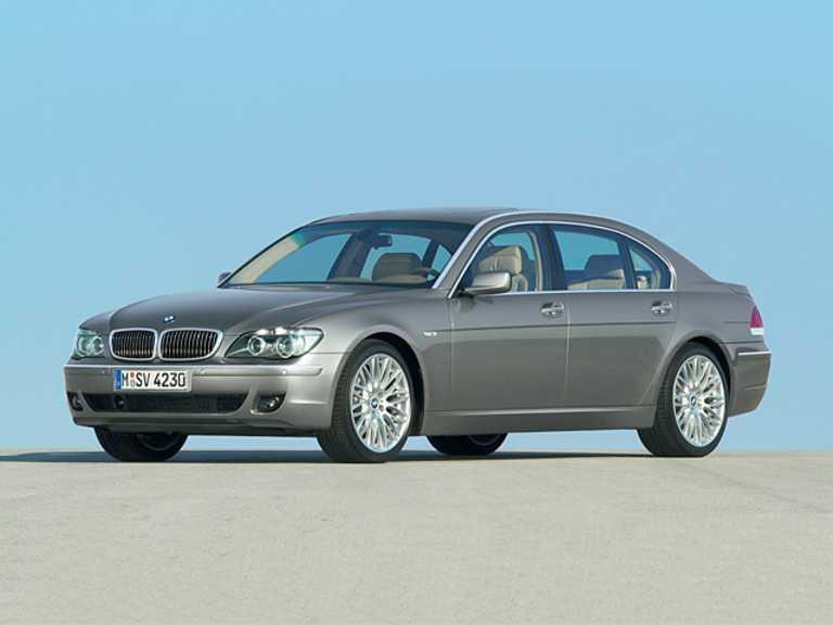 BMW Serie 2008 7 gris desde el lado del conductor delantero