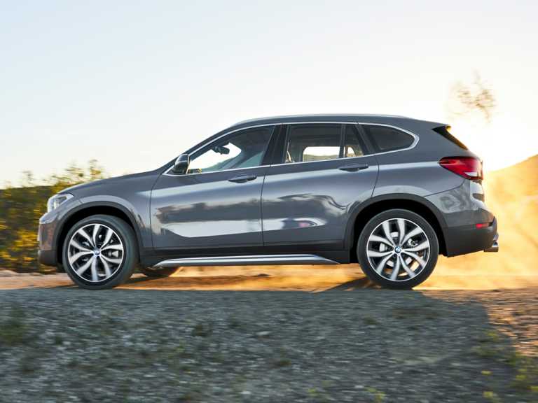 BMW X2020 1 en movimiento gris