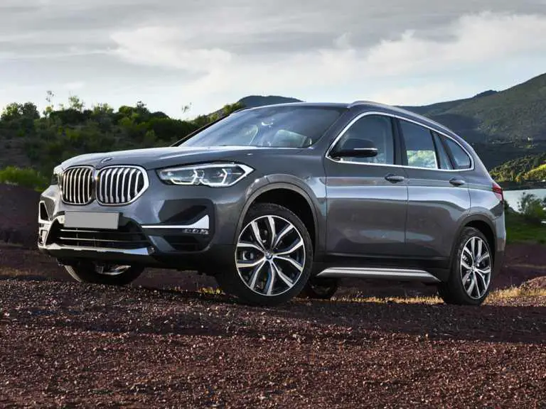 BMW X2020 1 gris con vista a las montañas