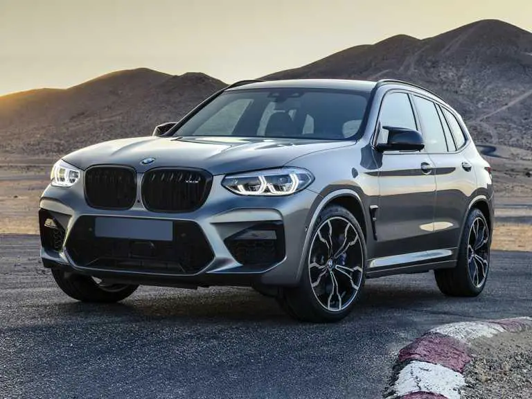 BMW X2021 3 gris con vista a las montañas