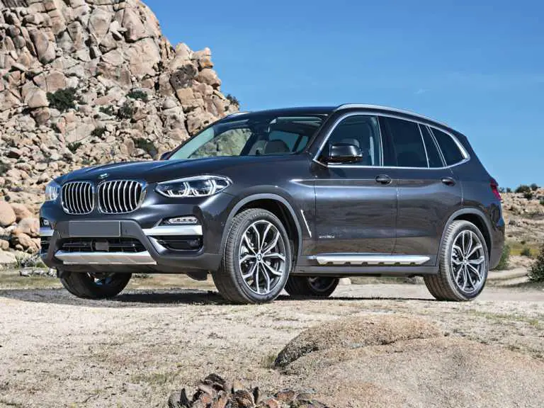BMW X2021 3 gris desde el lado del conductor delantero