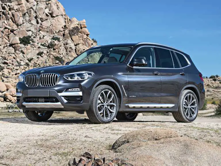 BMW X2020 3 azul desde el lado del conductor delantero