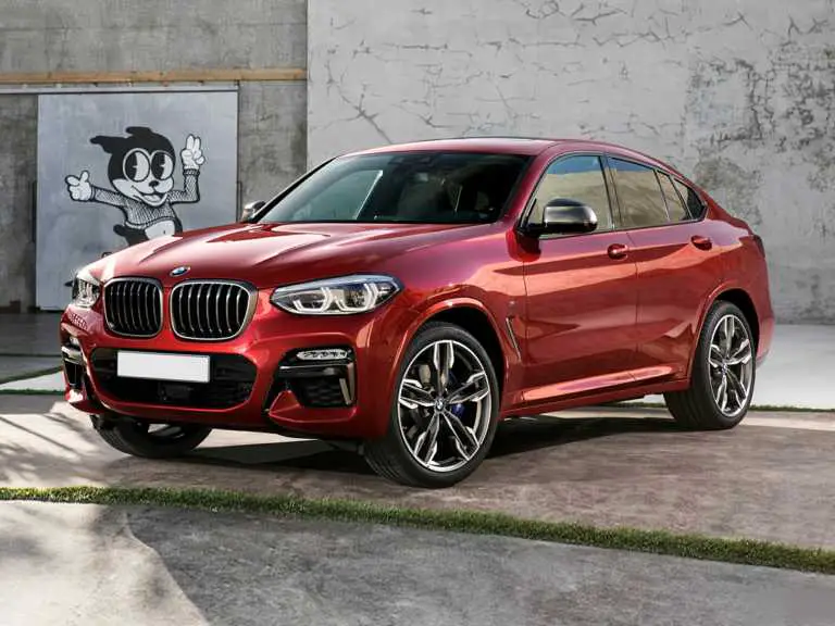 BMW X2020 4 rojo desde el lado del conductor delantero