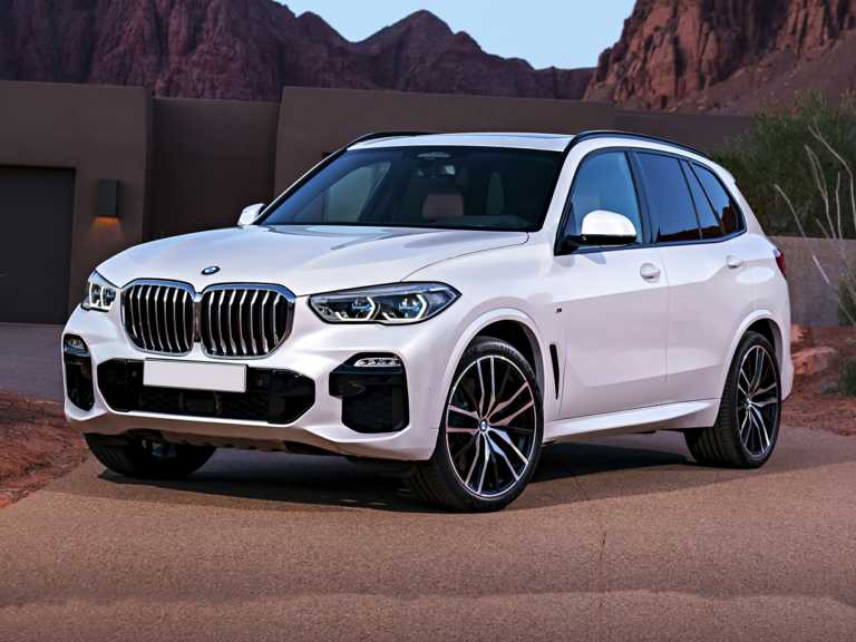 BMW X2020 5 blanco desde el lado del conductor delantero
