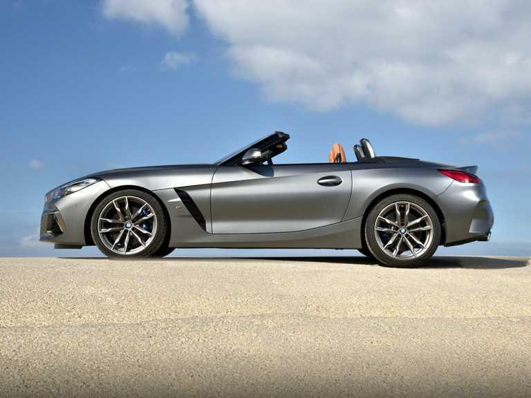 BMW Z2021 4 gris desde el lado del conductor