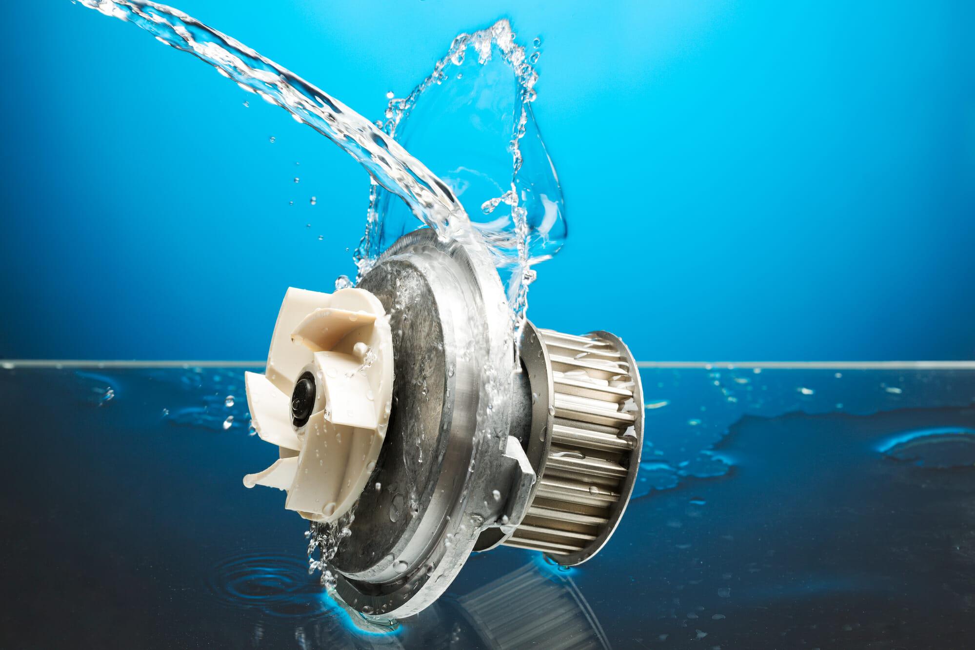 Bomba de agua de coche con salpicaduras de agua