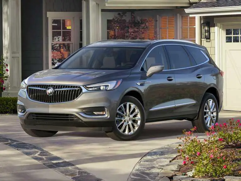 Buick Enclave 2021 gris desde el lado del conductor delantero