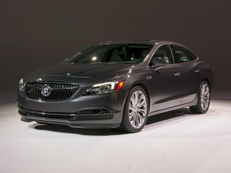 Buick LaCrosse 2019 negro desde el lado del conductor delantero
