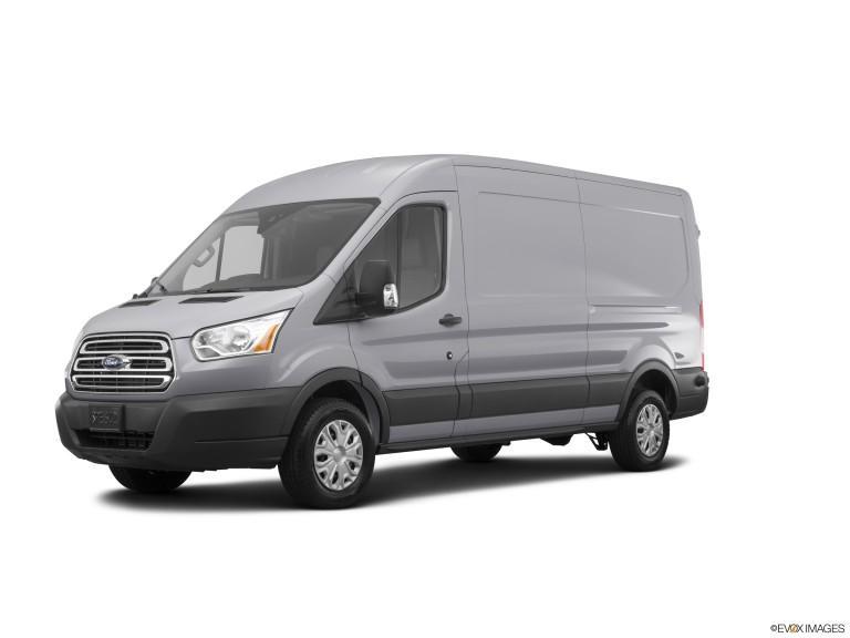 Camioneta Ford Transit 2016 plateada con fondo blanco