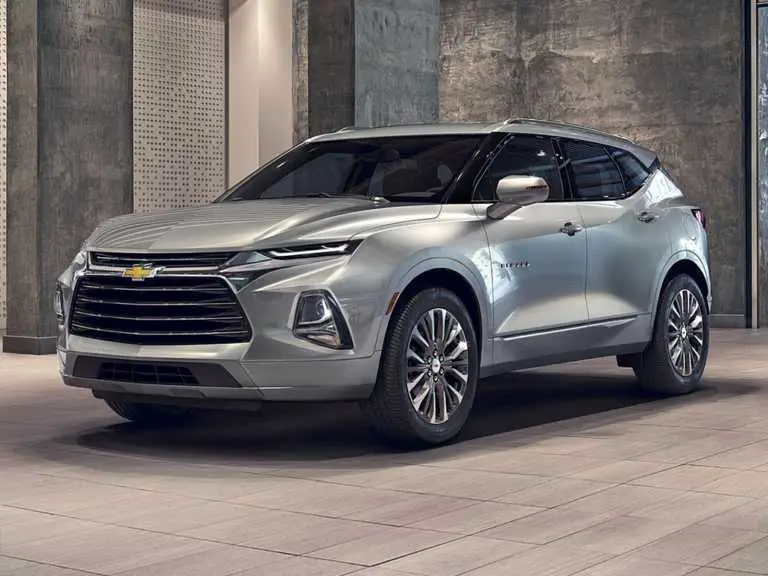 Chevrolet Blazer 2020 gris desde el lado del conductor delantero