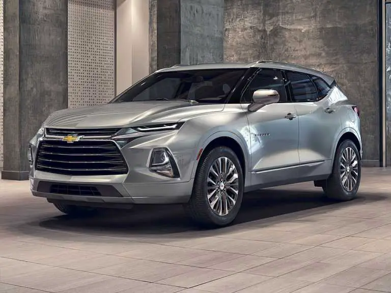 Chevrolet Blazer 2021 gris desde el lado del conductor delantero