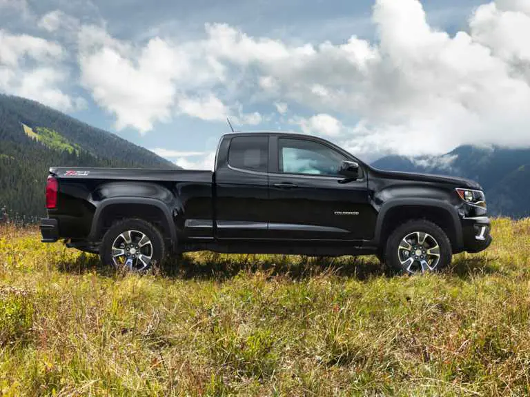 Chevrolet Colorado 2019 negro desde el lado del pasajero