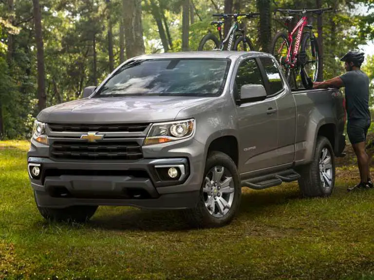 Chevrolet Colorado 2021 gris desde el lado del conductor delantero
