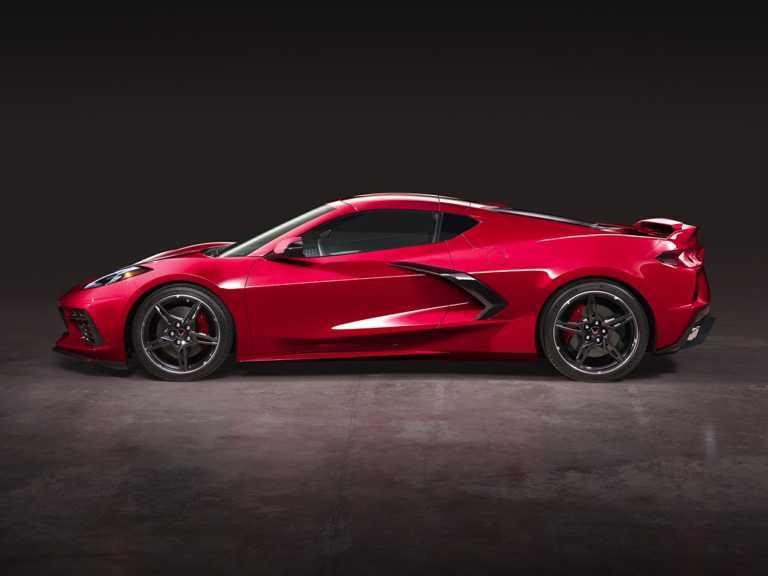 Chevrolet Corvette 2020 rojo desde el lado del conductor