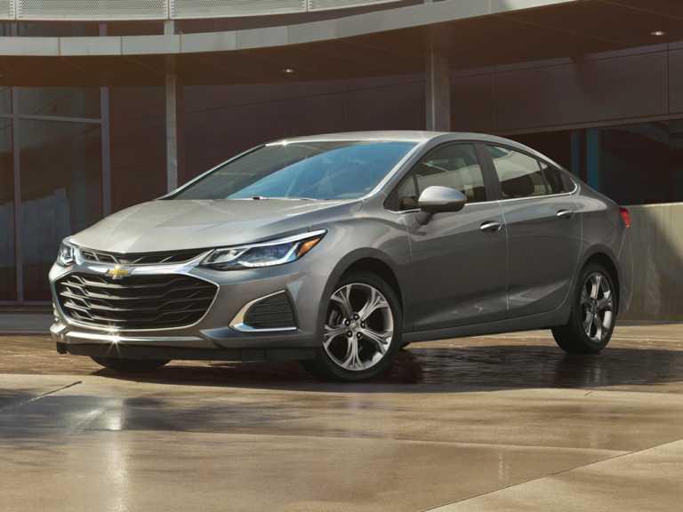 Chevrolet Cruze 2019 gris desde el lado del conductor delantero