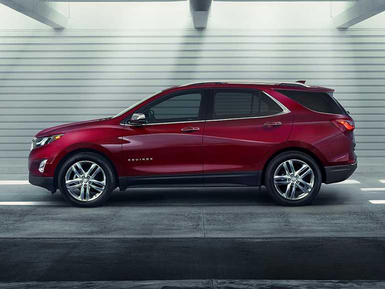 Chevrolet Equinox 2020 rojo desde el lado del conductor