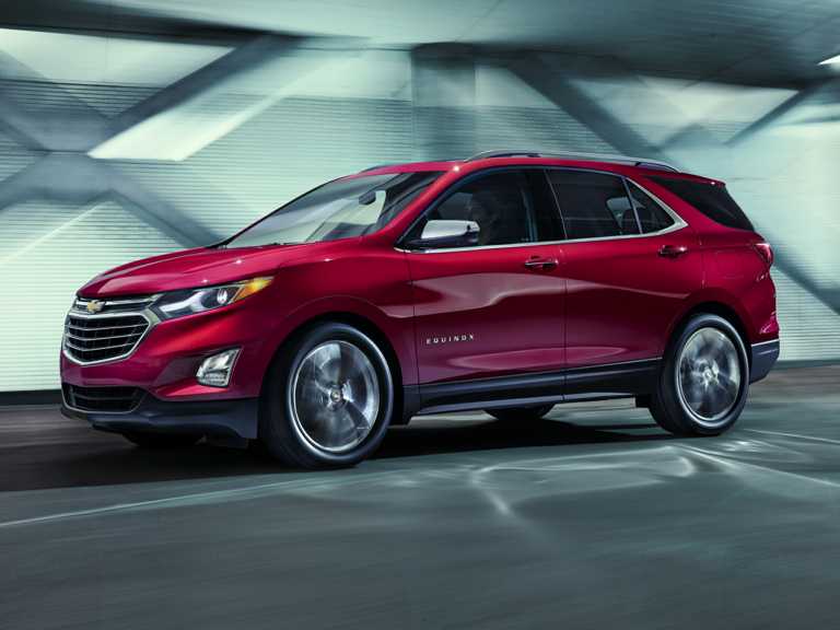 Chevrolet Equinox 2020 roja desde el lado del conductor delantero