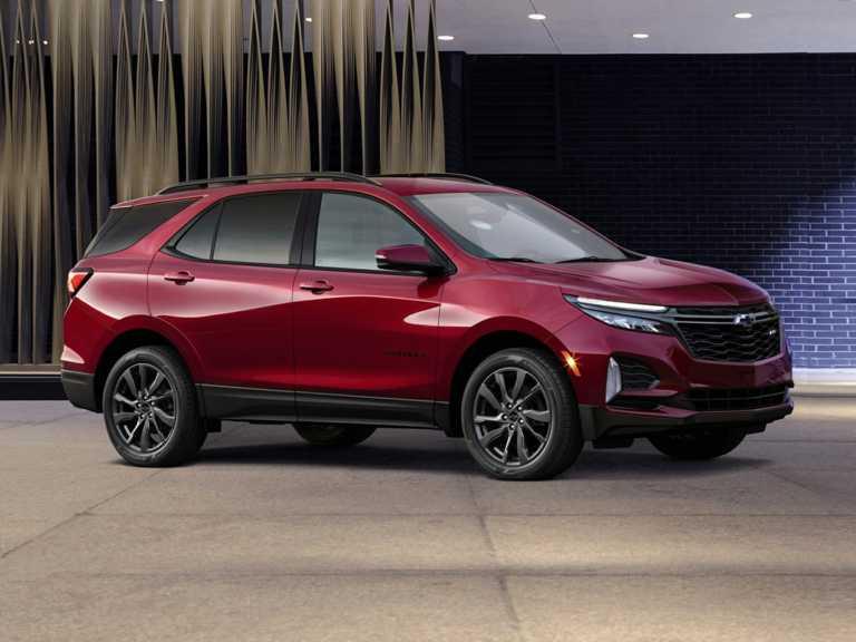 Chevrolet Equinox 2021 roja desde el lado del pasajero delantero