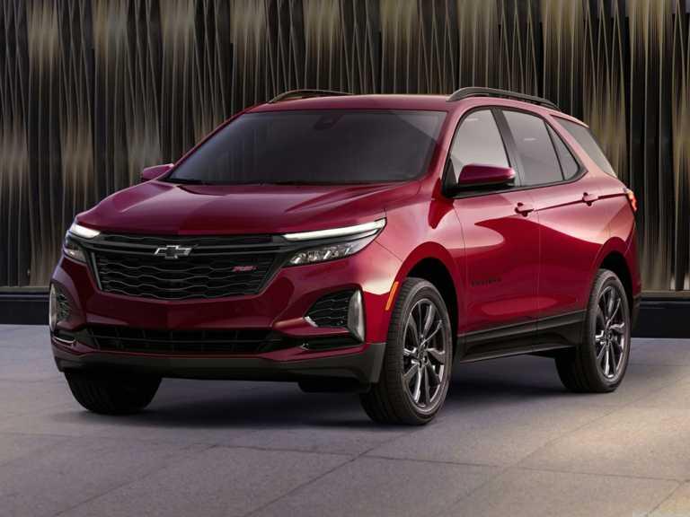 Chevrolet Equinox 2021 rojo desde el lado del conductor delantero