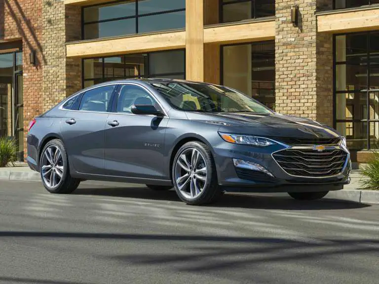 Chevrolet Malibu 2020 gris desde el lado del pasajero delantero