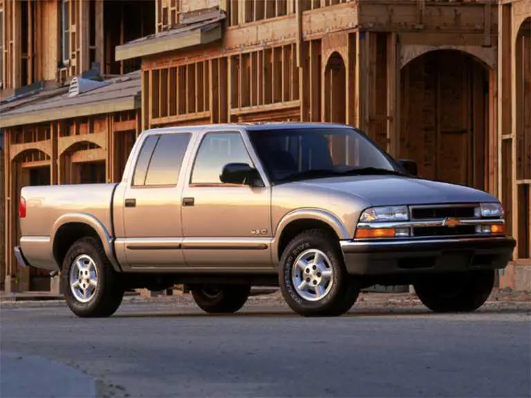 Chevrolet S-2004 plateado 10 desde el lado del pasajero delantero