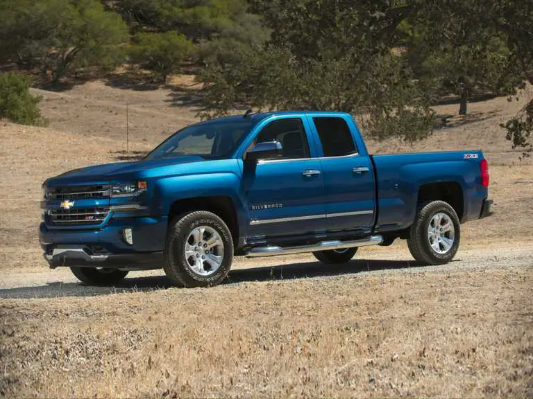 Chevrolet Silverado 2019 azul 1500 desde el lado del conductor