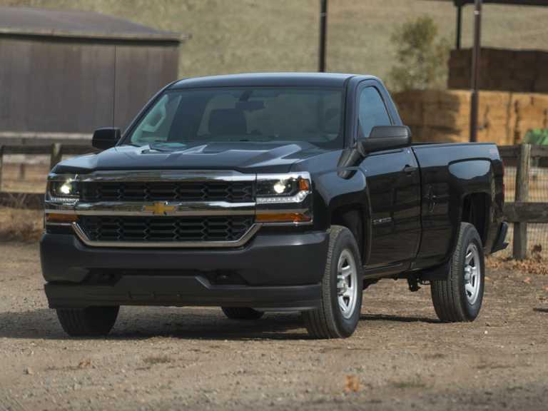 Chevrolet Silverado 2017 1500 negra desde el lado del conductor delantero