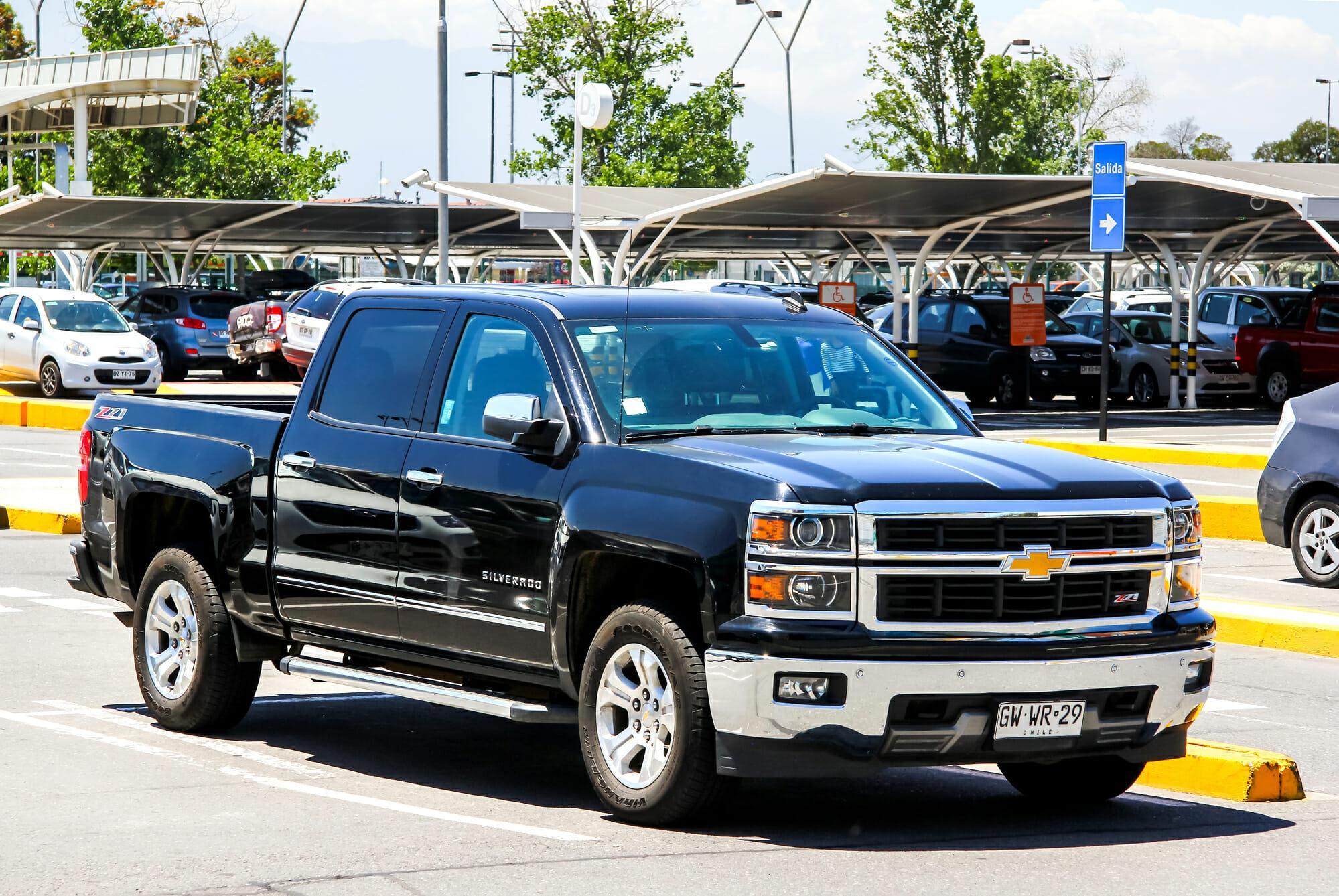Chevrolet Silverado negro en la carretera