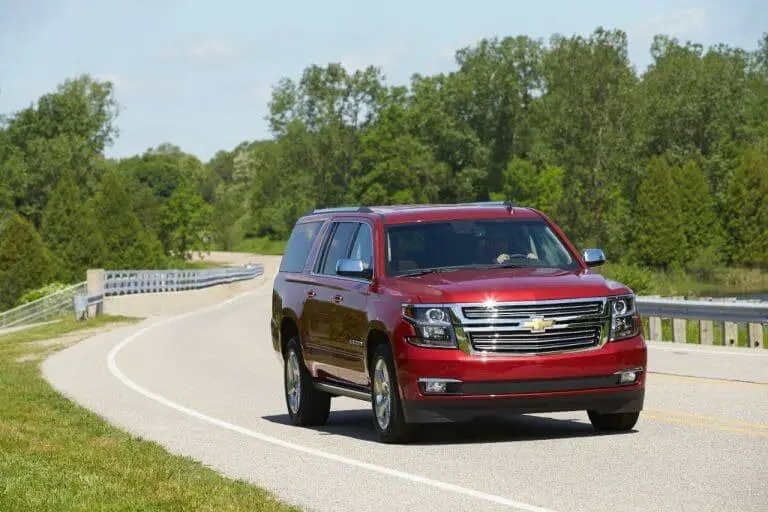 Chevrolet Suburban 2015 - Foto por Chevrolet