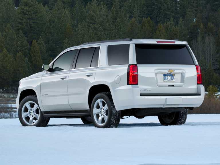 Chevrolet Tahoe 2020 blanco en la nieve