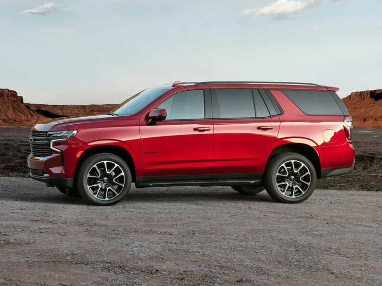 Chevrolet Tahoe 2021 rojo desde el lado del conductor
