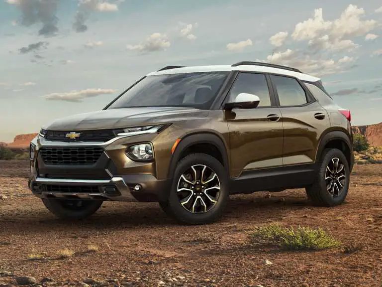 Chevrolet Trailblazer 2021 desde el lado del conductor delantero