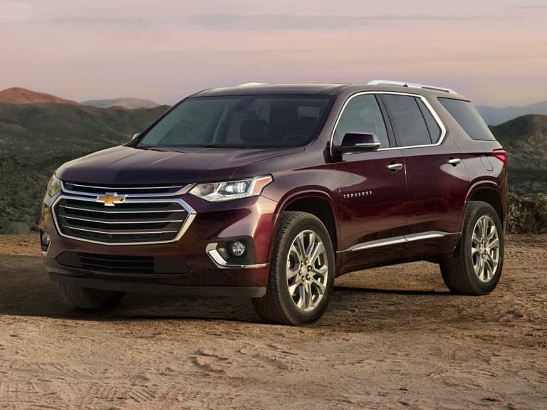 Chevrolet Traverse 2019 roja desde el lado del conductor delantero
