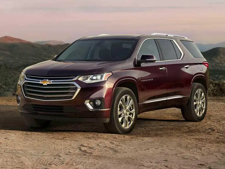 Chevrolet Traverse 2020 roja desde el lado del conductor delantero