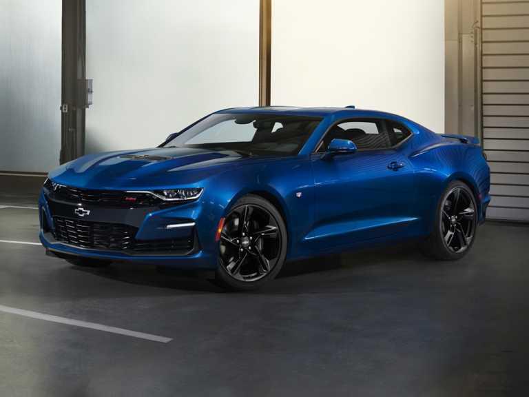 Chevy Camaro 2021 azul desde el lado del conductor delantero
