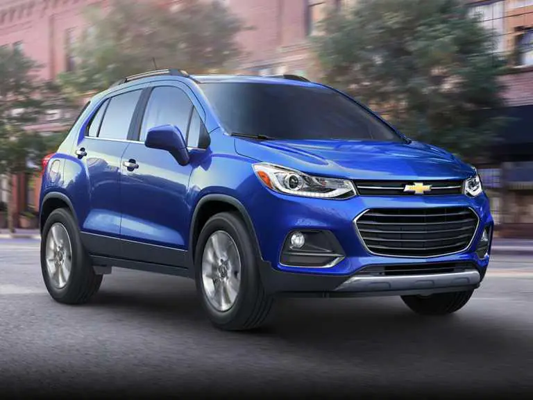 Chevy Trax 2020 azul en movimiento