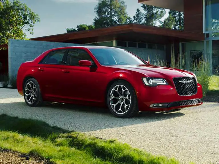 Chrysler 2020 rojo 300 desde el lado del pasajero delantero