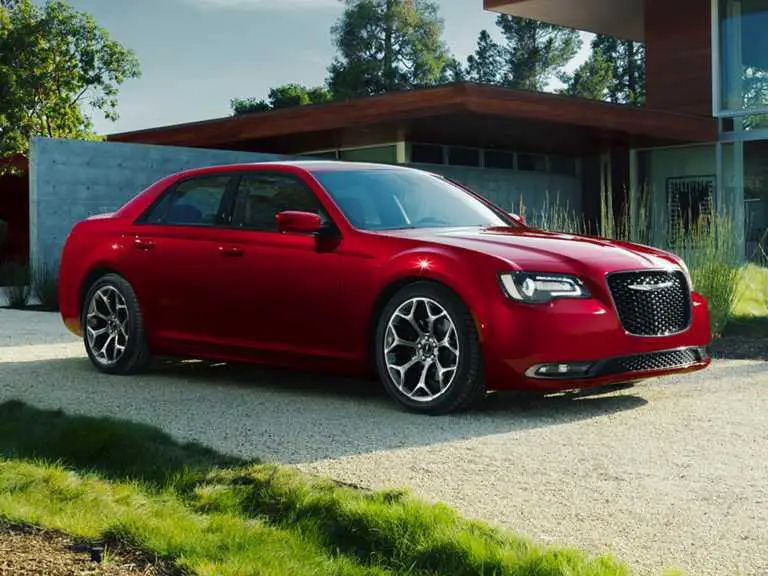 Chrysler 2021 300 rojo desde el lado del pasajero delantero