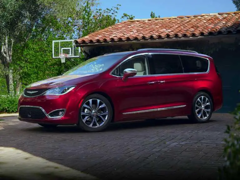 Chrysler Pacifica 2017 roja desde el lado del conductor delantero